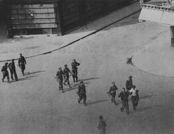 Arrestation de membres des F.F.I. par les Allemands, lors de la libération de Paris (août 1944)