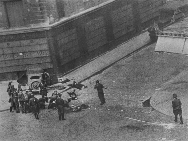 Arrest of members of the F.F.I. by the Germans, during the Liberation of Paris (August 1944)