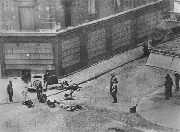 Arrest of members of the F.F.I. by the Germans, during the Liberation of Paris (August 1944)