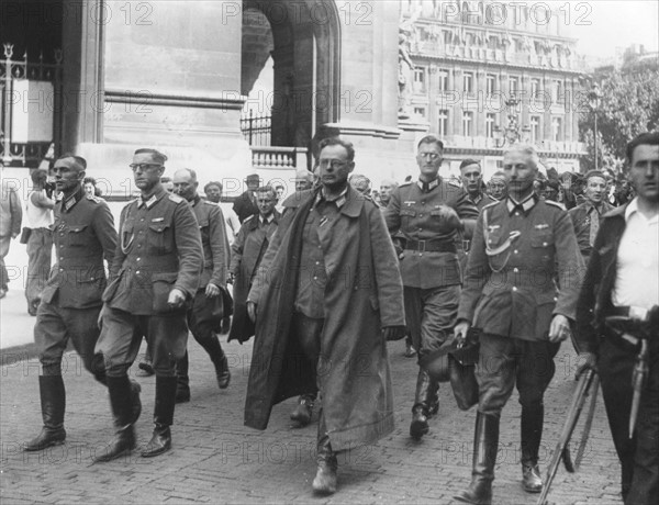 Arrestation d'officiers allemands par les F.F.I à Paris, lors de la libération (août 1944)