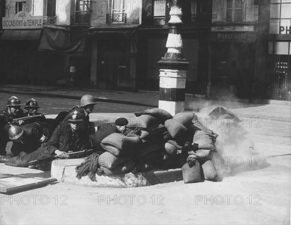 Barricade dans les rues de Paris, lors de la Libération (août 1944)