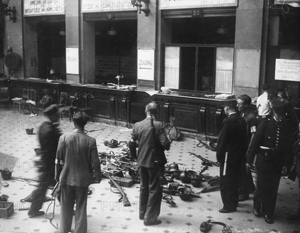 Armes et équipements allemands dans la Kommandantur, place de l'Opéra à Paris (août 1944)