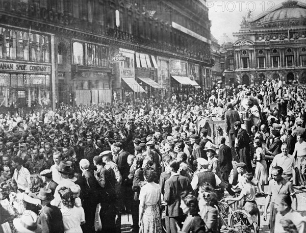 German prisoners walking down the Avenue de l'Opéra in Paris, during the Liberation (August 1944)