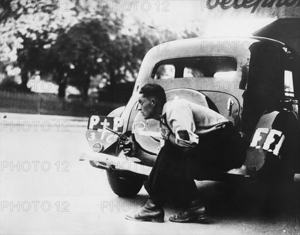 Un membre des F.F.I posté en position de combat lors de la Libération de Paris (août 1944)