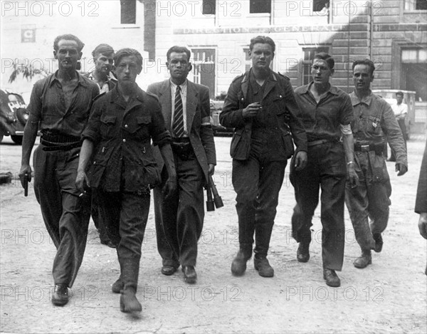 Des membres des F.F.I. se préparant au combat, lors de la Libération de Paris (août 1944)