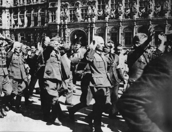 Group of German prisoners in front of the Hotel de Ville in Paris, during the Liberation (August 1944)