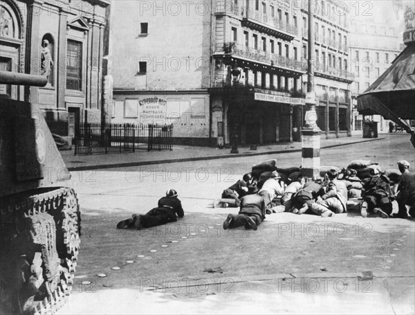 Des combattants des F.F.I. en embuscade dans les rues de Paris, lors de la Libération (août 1944)