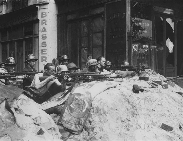 Des combattants des F.F.I. en embuscade rue de la Huchette à Paris, lors de la Libération (août 1944)