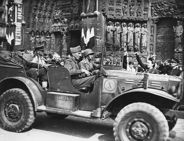 Le général Leclerc défilant devant Notre-Dame de Paris, lors de la Libération (août 1944)