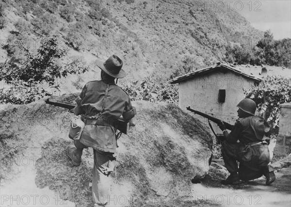 Soldats français surveillant l'arrivée de rebelles algériens (1956)