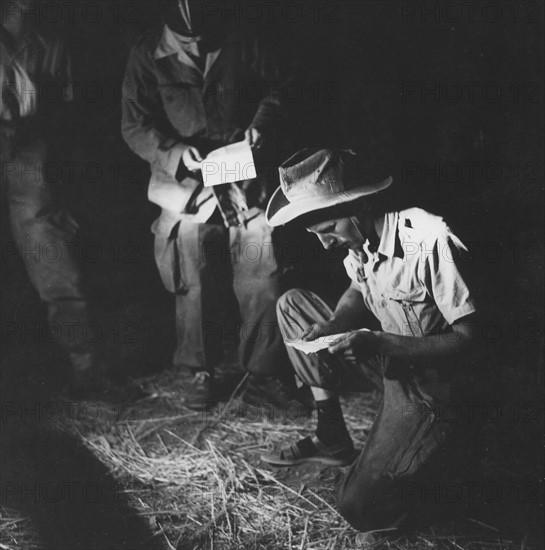 Les Forces françaises lors d'une opération militaire pendant la Guerre d'Algérie (1956)