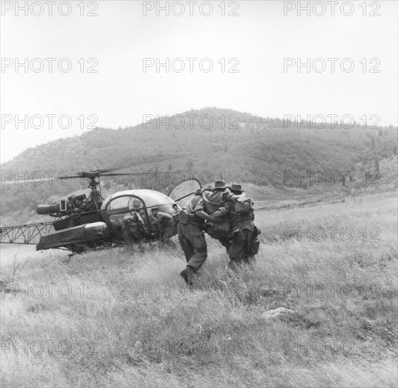 Evacuation d'un soldat blessé pendant la Guerre d'Algérie (1959)