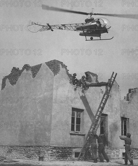 Démonstration de défense civile pendant la Guerre d'Algérie (1956)