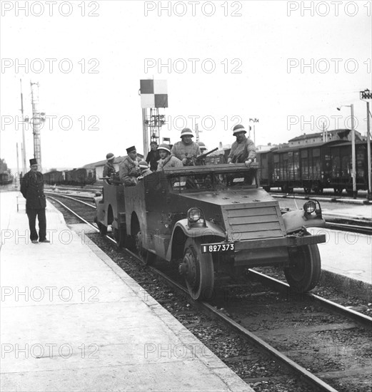 Automitrailleuse contrôlant les voies, pendant la guerre d'Algérie (1956)