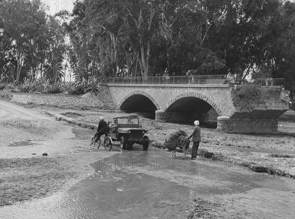 Passage d'un oued pendant la Guerre d'Algérie (1956)