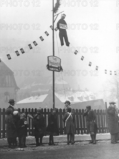 Cheering crowd in the Saar region, after the plebiscite about the incorporation of the Saar into Germany (1935)