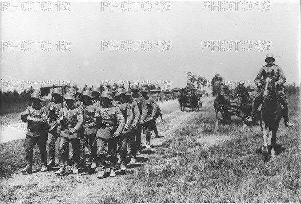 Manoeuvres d'infanterie allemande dans la zone démilitarisée du Rhin (1936)