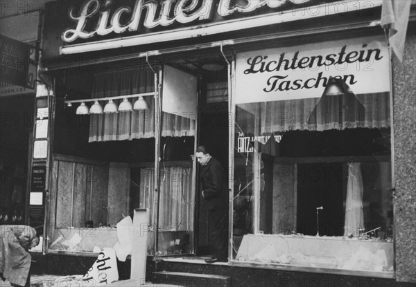 Magasin juif saccagé à Berlin, à la suite de manifestations antisémites (1938)