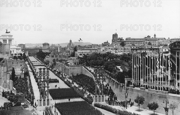 Revue militaire dans les rues de Rome, à l'apogée du Duce