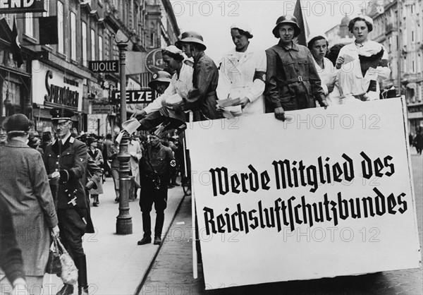 Recrutement à Vienne pour la Ligue de la Défense Passive (1938)