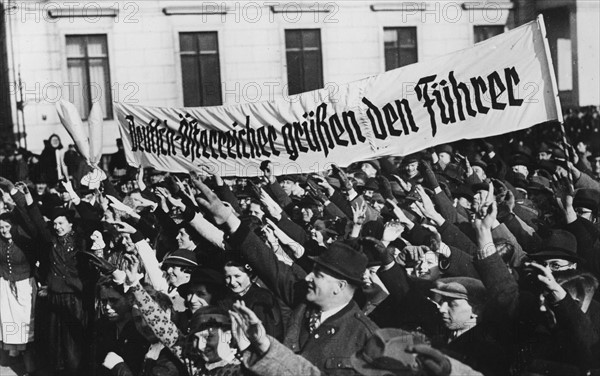 Les Autrichiens allemands rendent hommage au Führer (1938)