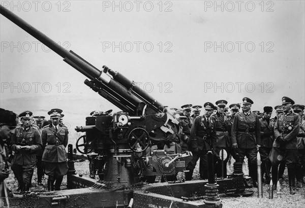 L'armée italienne organise une démonstration de tir devant le général feld-maréchal von Blomberg