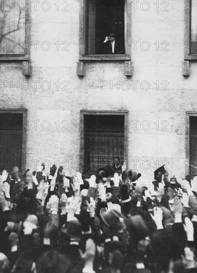 Citizens of Berlin acclaiming Hitler under the windows of his residence (1934)