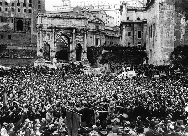 Mussolini adressing Italians volunteering for war service (1934)