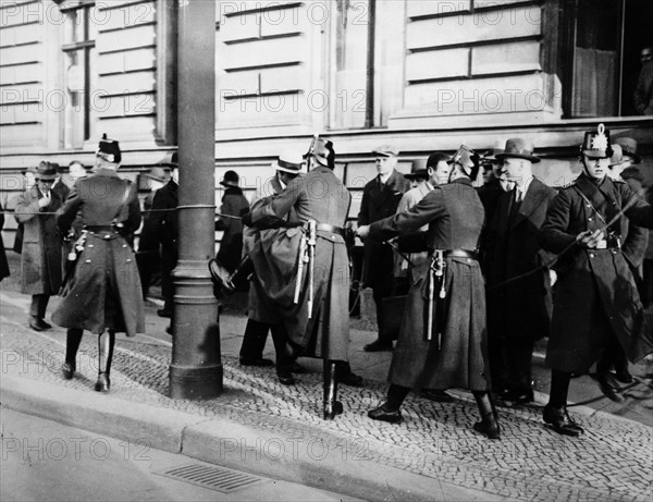 Riots in Berlin between policemen and communists (1930)