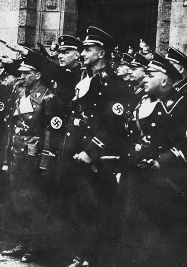 Officiers allemands saluant le passage du Führer