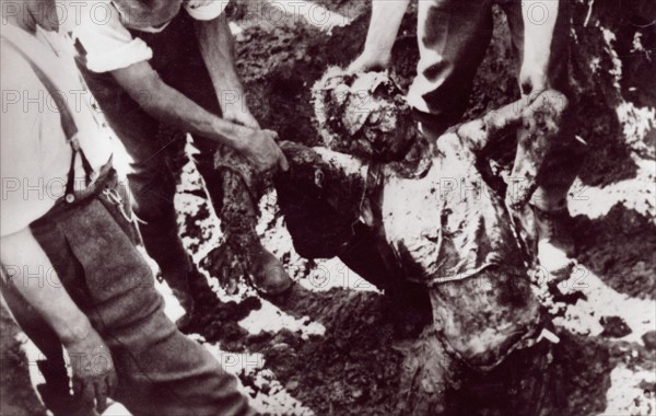 Exhumation d'un homme torturé par les Allemands