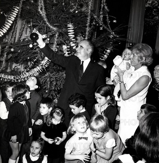 Christmas celebration for children at the Hotel Matignon, 1967