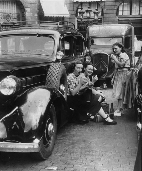 Jeunes filles déjeunant en plein air