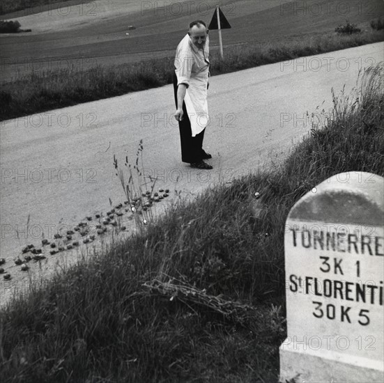 Homme et course d'escargots sur une route