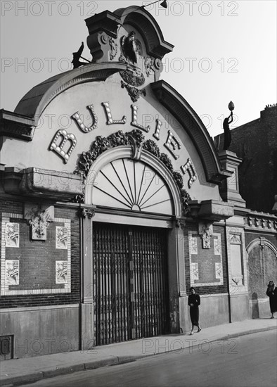 Entrée du Bal Bullier à Paris