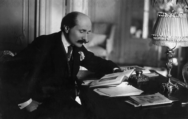 Edmond Rostand à son bureau