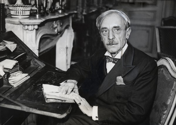 Paul Valéry à son bureau