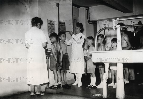 Petits parisiens passant une visite médicale