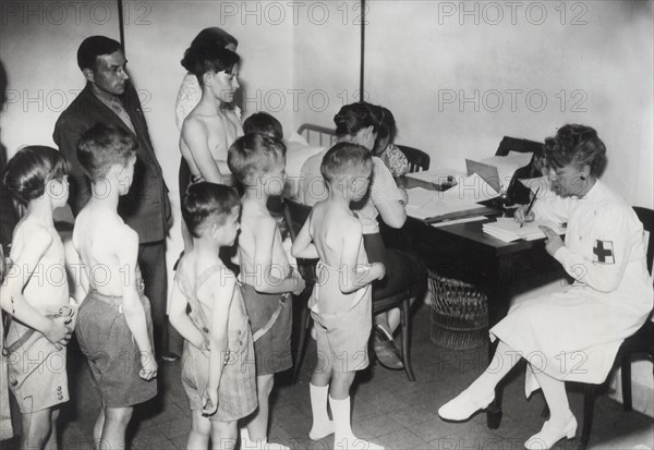 Petits parisiens passant une visite médicale