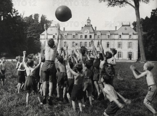 Enfants en colonie de vacances jouant au ballon