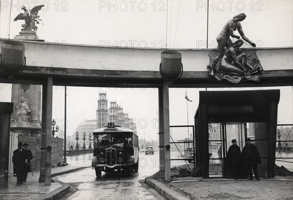 Le pont Alexandre III rendu à la circulation à Paris