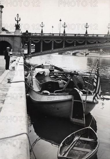 Un coche d'eau arrive à Paris