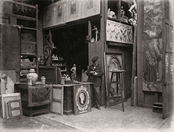 Pierre-Victor Galland dans son atelier