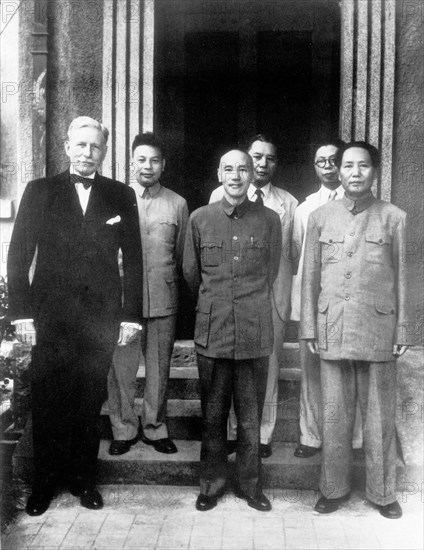 Mao Zedong avec Tchang Kaï-chek et Patrick Hurley en août 1945