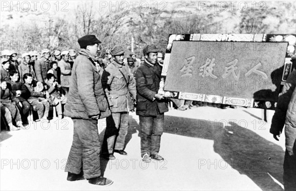 Des villageois montrent une plaque en or à Mao Zedong, 1946