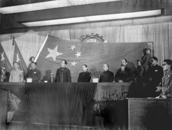 Mao Zedong aux côtés des présidents élus du Gouvernement central du peuple, en 1949