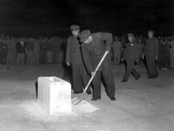 Mao Zedong inaugurate the Monument to the People's heroes, September, 1949