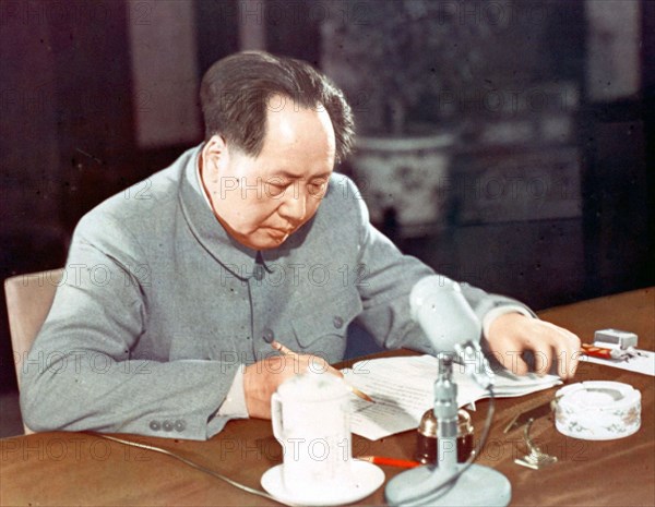 Mao Zedong revisant une ébauche pour la Constitution de la République Populaire de Chine, en 1954