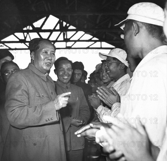 Mao Zedong dans une usine en octobre 1959