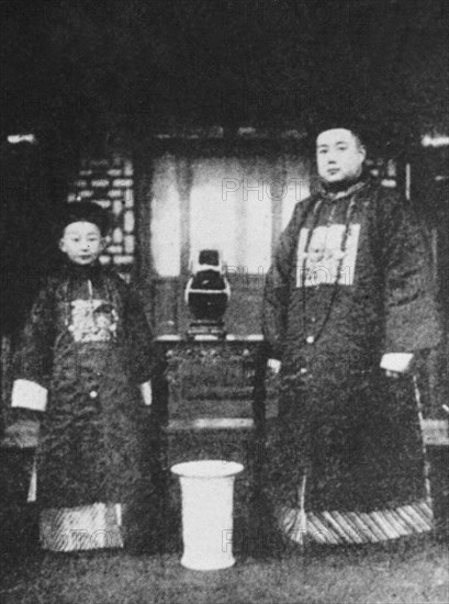 Pu Yi (à gauche) et son père, Dai Feng, le prince régent
